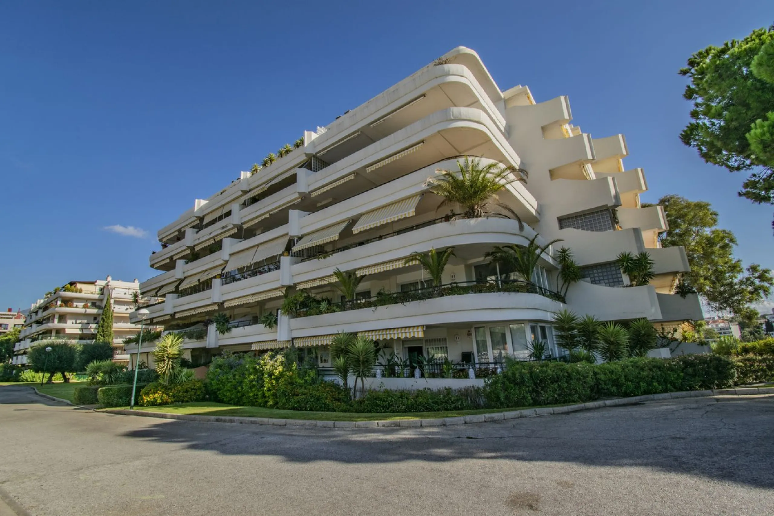 LARGE PROPERTY IN GUADALMINA