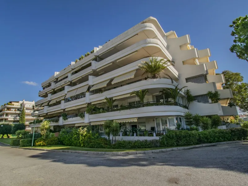 LARGE PROPERTY IN GUADALMINA