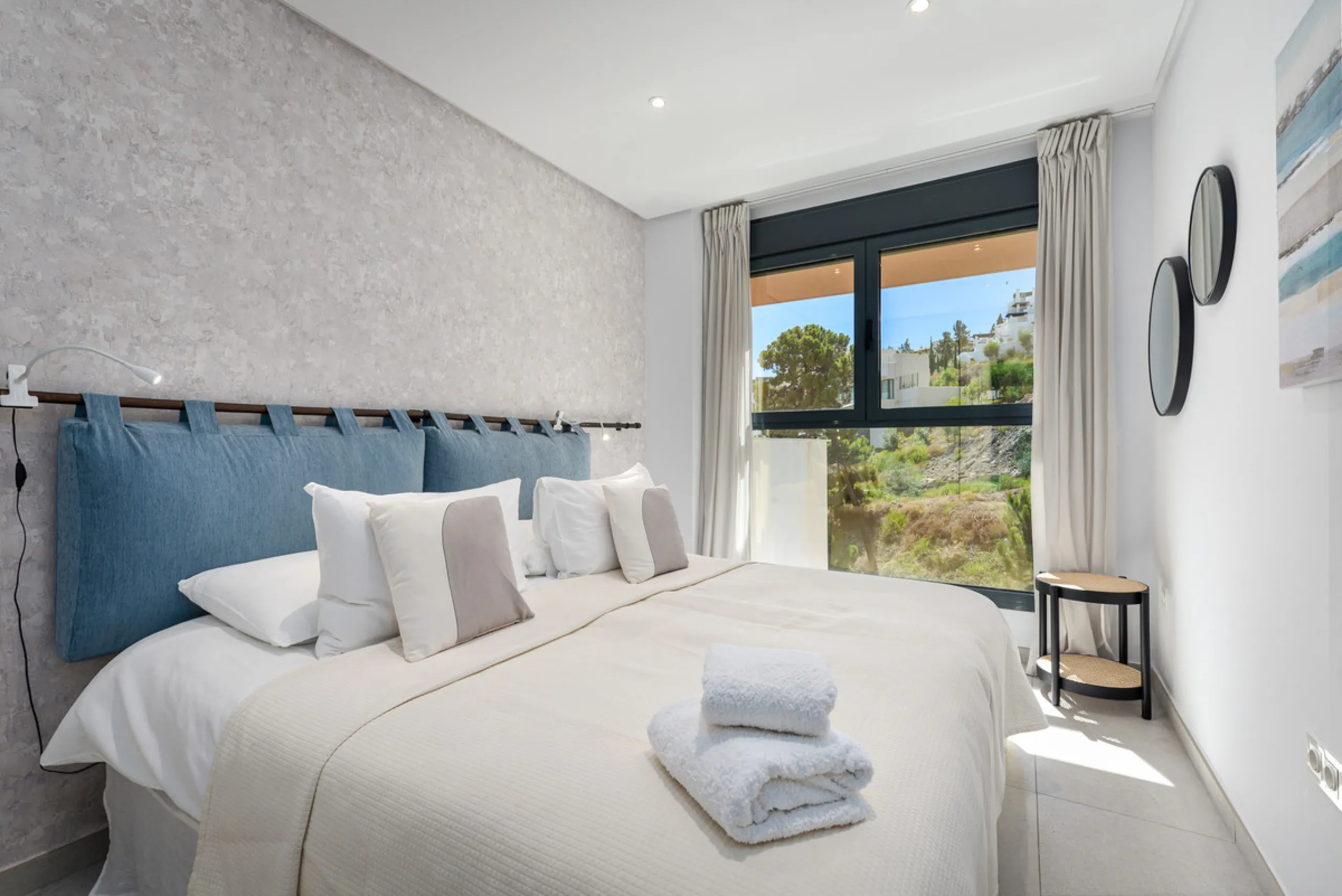 Large, well presented penthouse with three double bedrooms, located in a popular complex, above the La Quinta golf course and a short drive from the amenities and beaches of Puerto Banus and San Pedro de Alcántara.