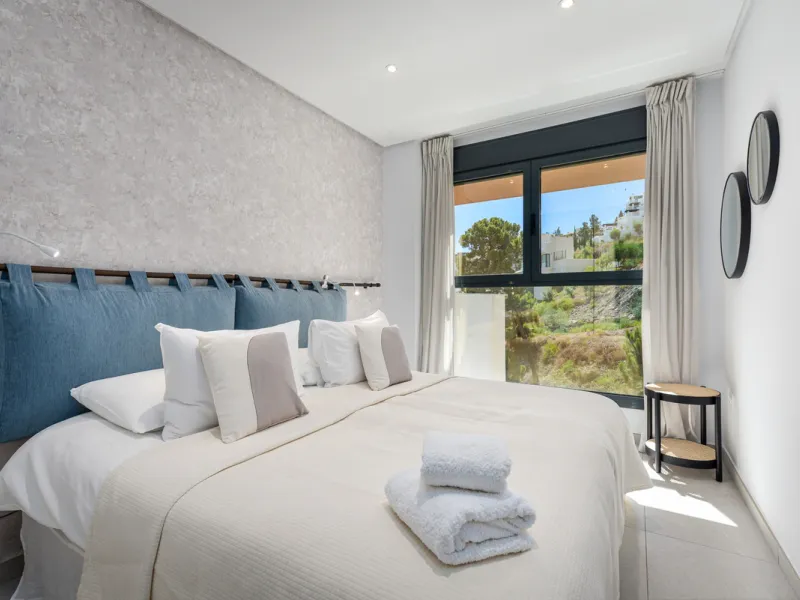 Large, well presented penthouse with three double bedrooms, located in a popular complex, above the La Quinta golf course and a short drive from the amenities and beaches of Puerto Banus and San Pedro de Alcántara.