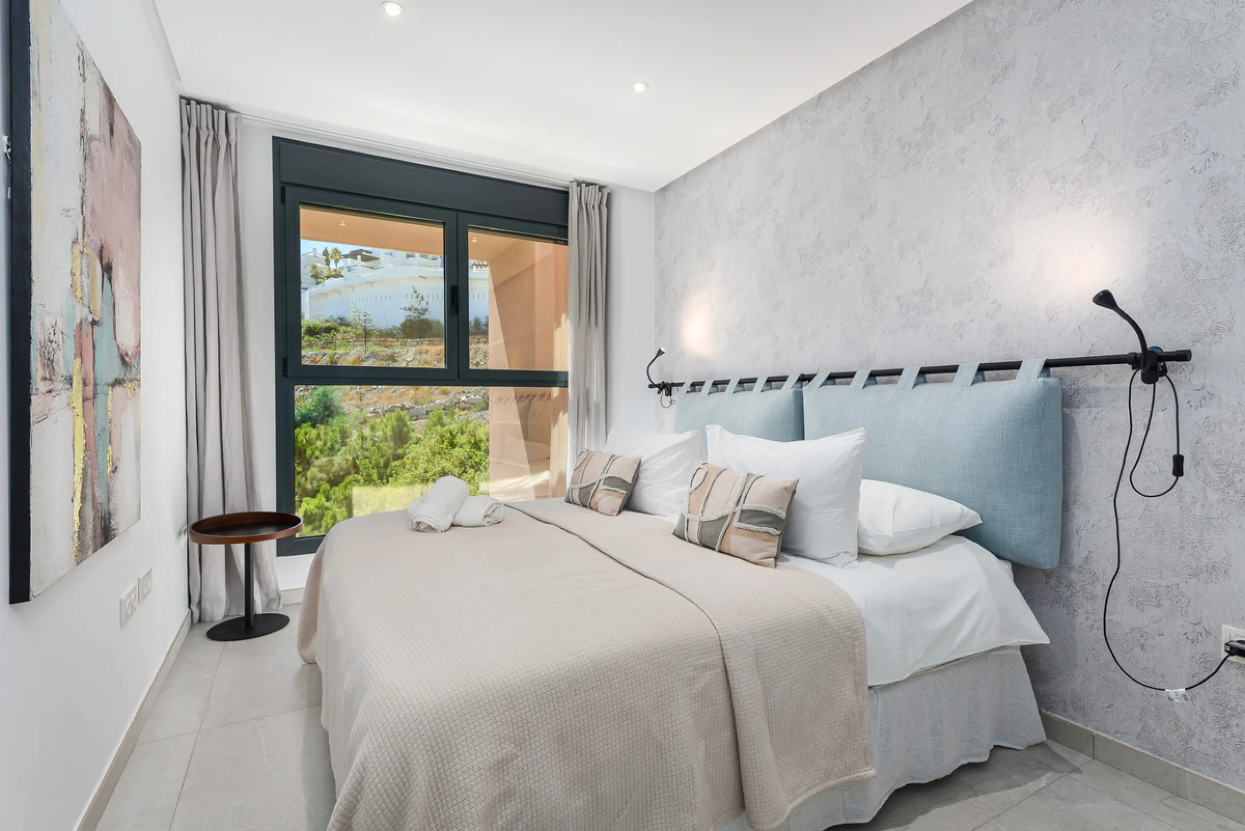 Large, well presented penthouse with three double bedrooms, located in a popular complex, above the La Quinta golf course and a short drive from the amenities and beaches of Puerto Banus and San Pedro de Alcántara.