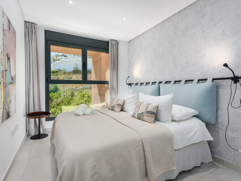 Large, well presented penthouse with three double bedrooms, located in a popular complex, above the La Quinta golf course and a short drive from the amenities and beaches of Puerto Banus and San Pedro de Alcántara.