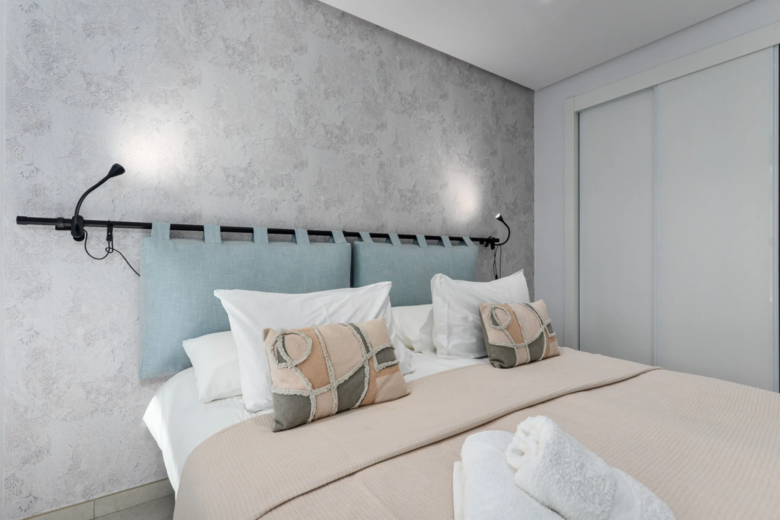 Large, well presented penthouse with three double bedrooms, located in a popular complex, above the La Quinta golf course and a short drive from the amenities and beaches of Puerto Banus and San Pedro de Alcántara.