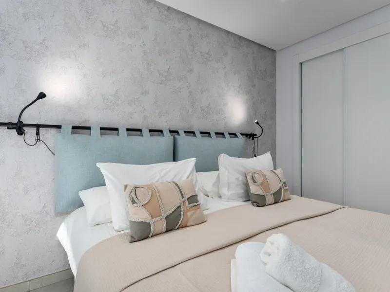Large, well presented penthouse with three double bedrooms, located in a popular complex, above the La Quinta golf course and a short drive from the amenities and beaches of Puerto Banus and San Pedro de Alcántara.