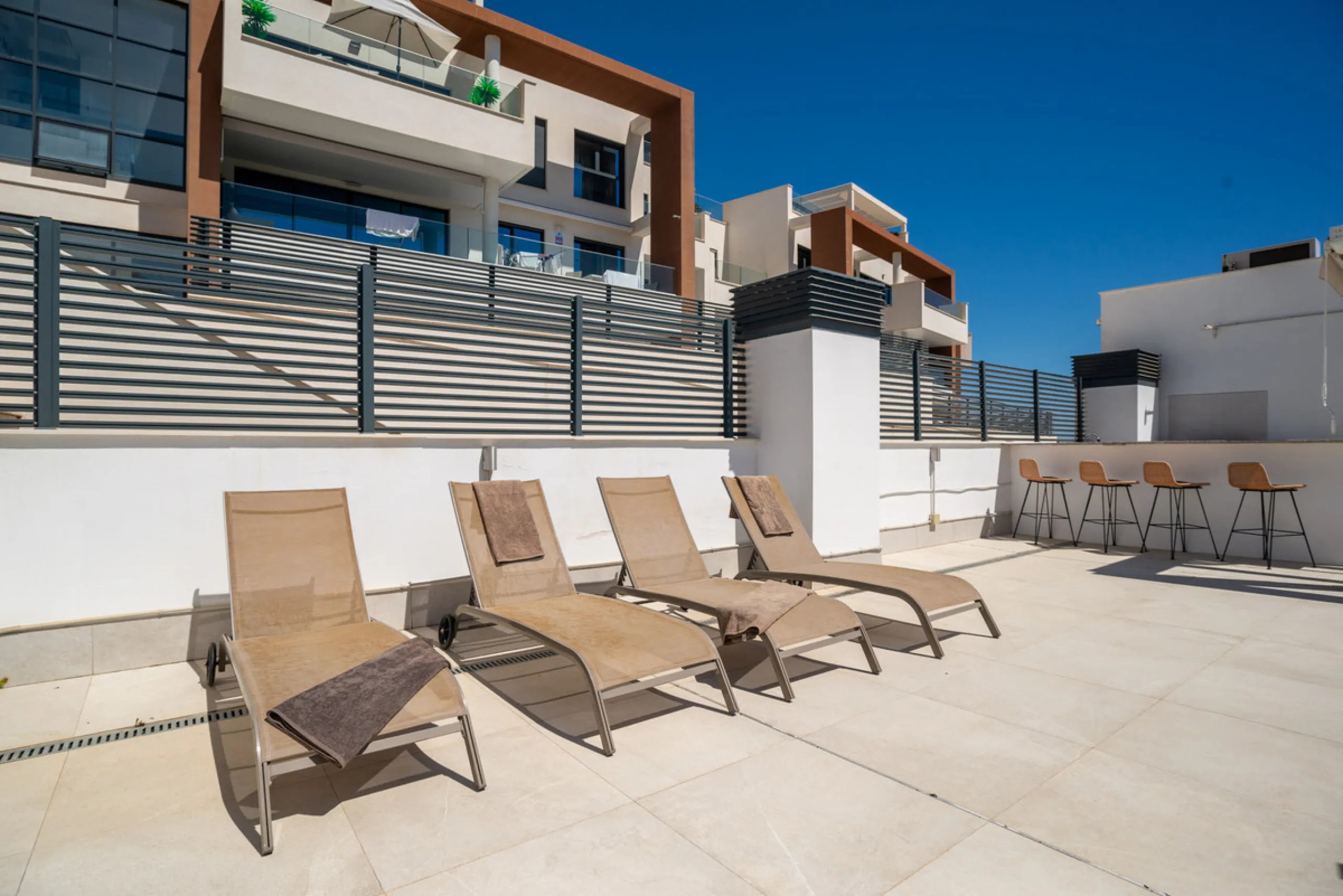 Large, well presented penthouse with three double bedrooms, located in a popular complex, above the La Quinta golf course and a short drive from the amenities and beaches of Puerto Banus and San Pedro de Alcántara.
