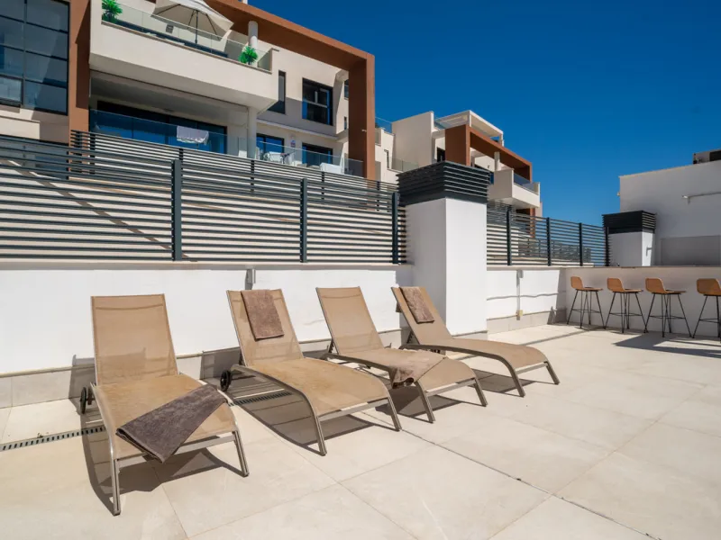Large, well presented penthouse with three double bedrooms, located in a popular complex, above the La Quinta golf course and a short drive from the amenities and beaches of Puerto Banus and San Pedro de Alcántara.