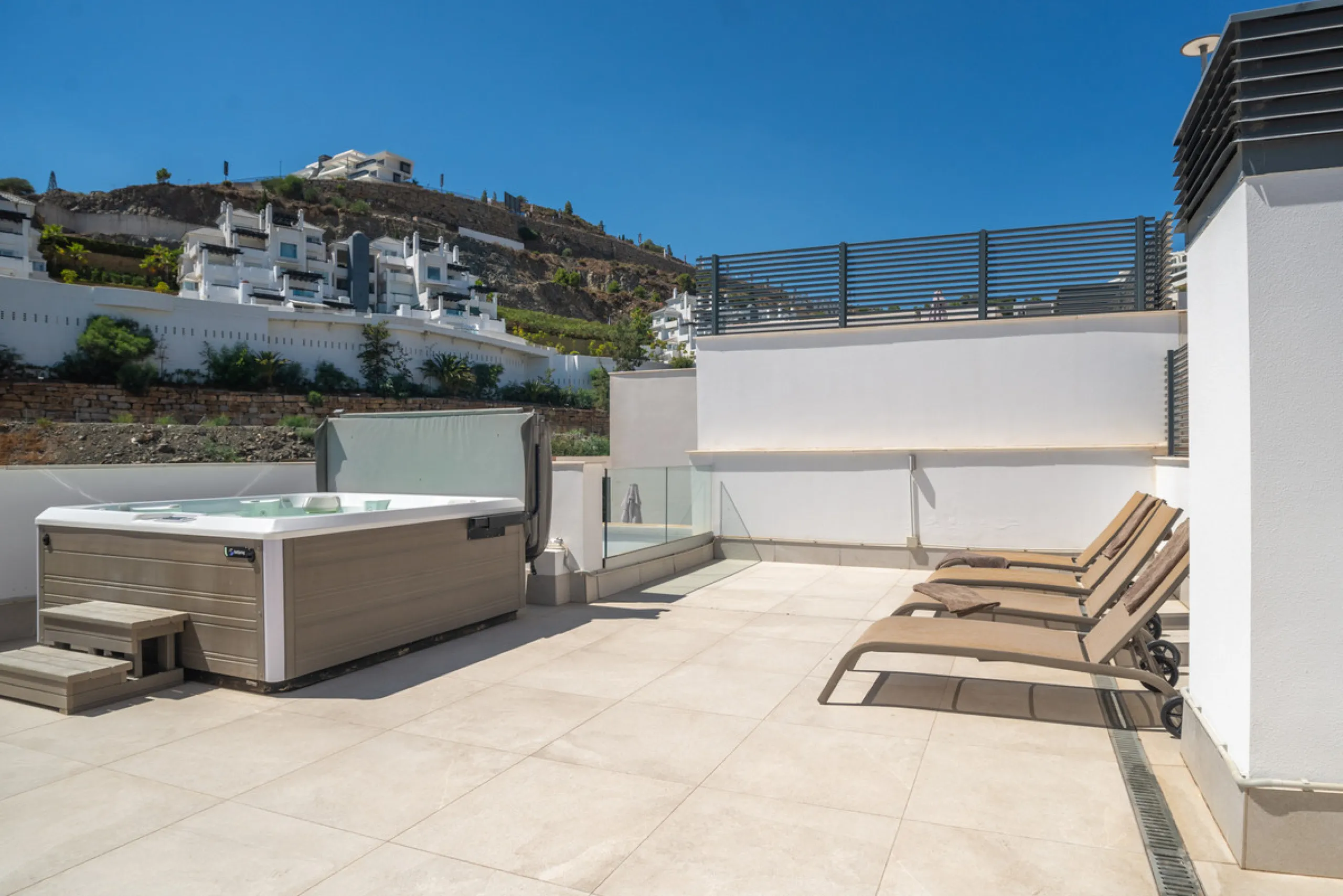 Large, well presented penthouse with three double bedrooms, located in a popular complex, above the La Quinta golf course and a short drive from the amenities and beaches of Puerto Banus and San Pedro de Alcántara.