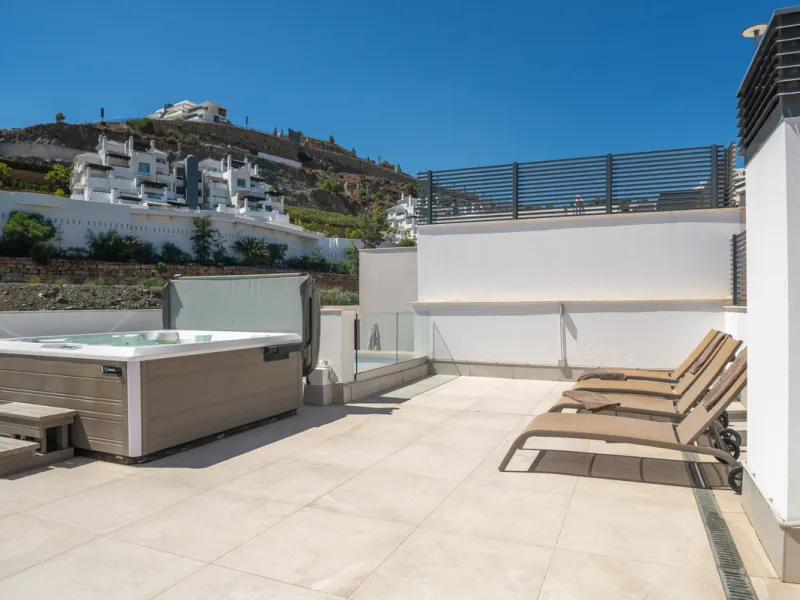 Large, well presented penthouse with three double bedrooms, located in a popular complex, above the La Quinta golf course and a short drive from the amenities and beaches of Puerto Banus and San Pedro de Alcántara.