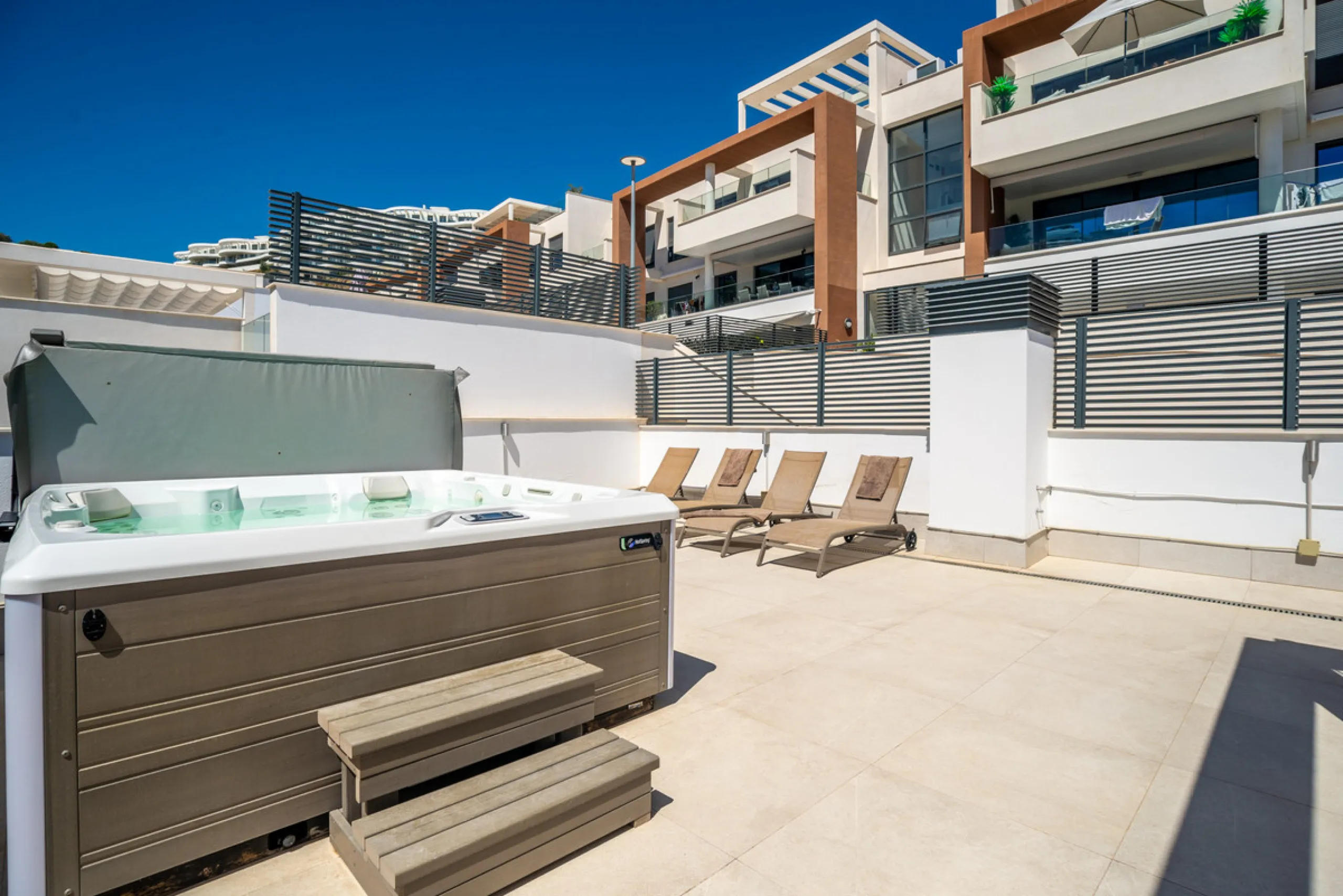 Large, well presented penthouse with three double bedrooms, located in a popular complex, above the La Quinta golf course and a short drive from the amenities and beaches of Puerto Banus and San Pedro de Alcántara.
