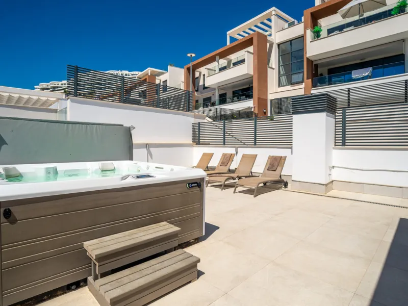 Large, well presented penthouse with three double bedrooms, located in a popular complex, above the La Quinta golf course and a short drive from the amenities and beaches of Puerto Banus and San Pedro de Alcántara.
