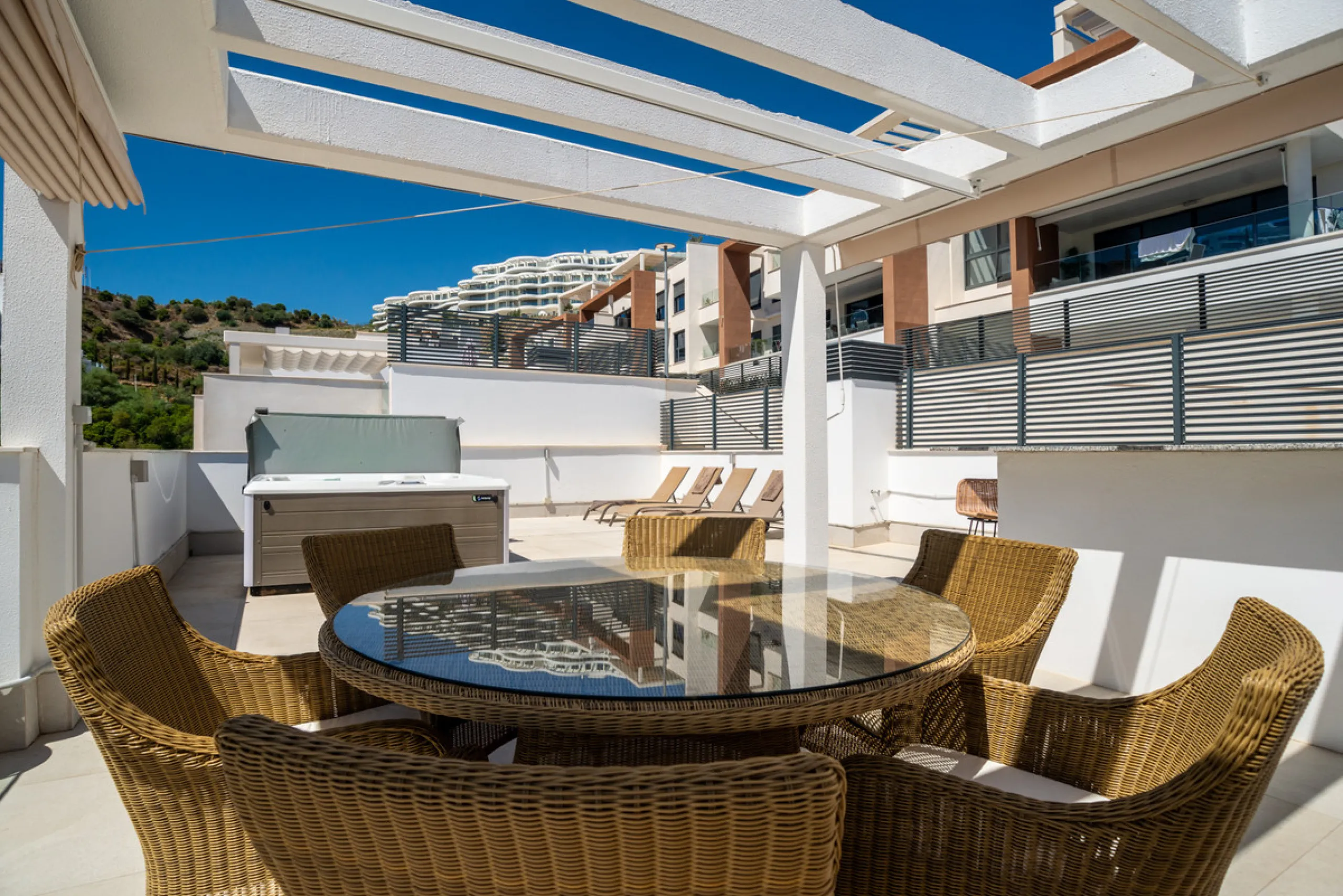 Large, well presented penthouse with three double bedrooms, located in a popular complex, above the La Quinta golf course and a short drive from the amenities and beaches of Puerto Banus and San Pedro de Alcántara.