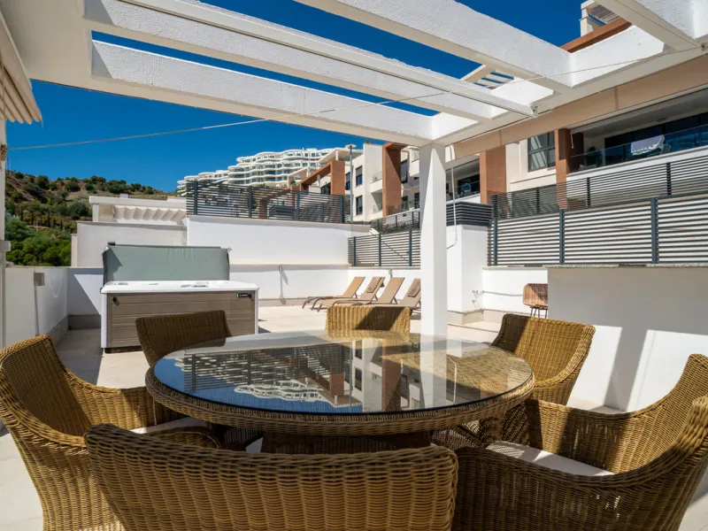 Large, well presented penthouse with three double bedrooms, located in a popular complex, above the La Quinta golf course and a short drive from the amenities and beaches of Puerto Banus and San Pedro de Alcántara.