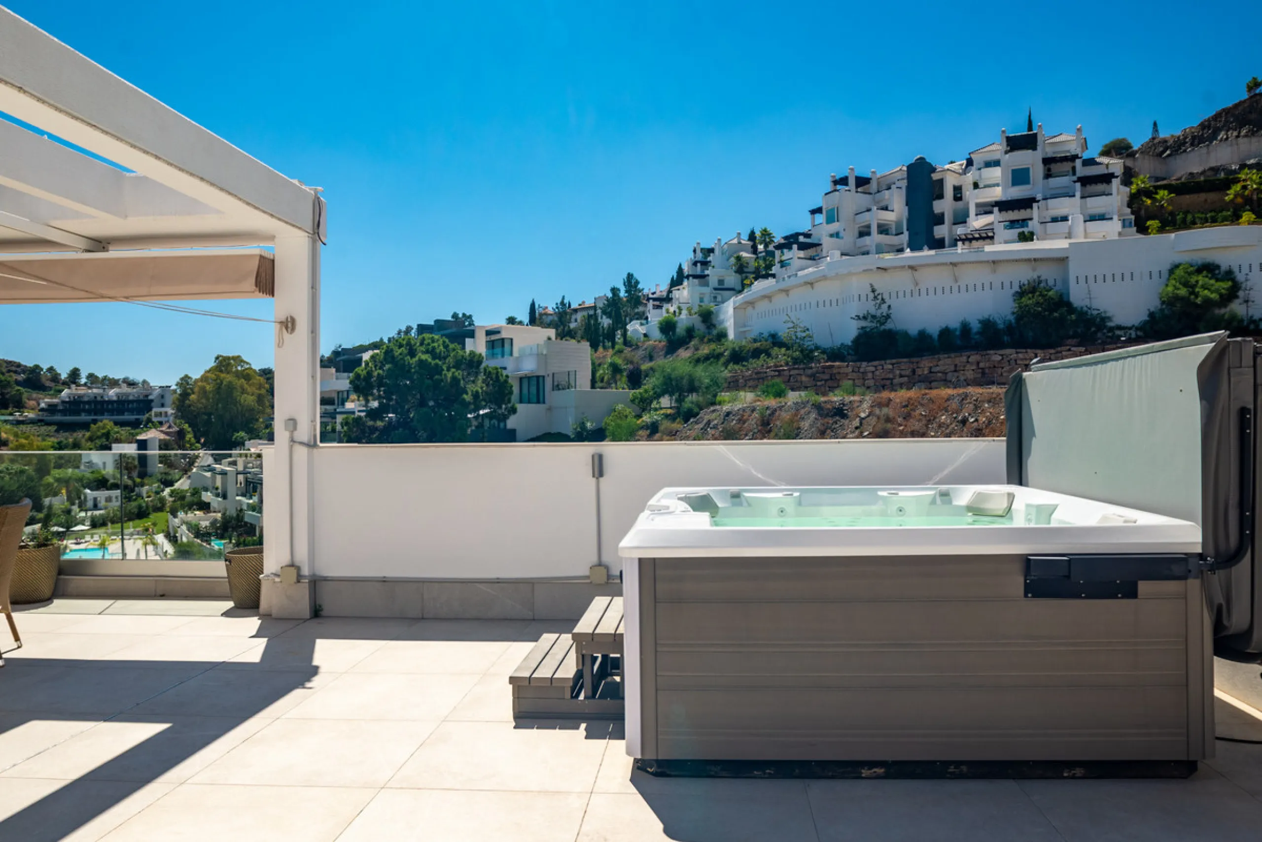 Large, well presented penthouse with three double bedrooms, located in a popular complex, above the La Quinta golf course and a short drive from the amenities and beaches of Puerto Banus and San Pedro de Alcántara.