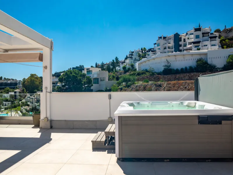 Large, well presented penthouse with three double bedrooms, located in a popular complex, above the La Quinta golf course and a short drive from the amenities and beaches of Puerto Banus and San Pedro de Alcántara.