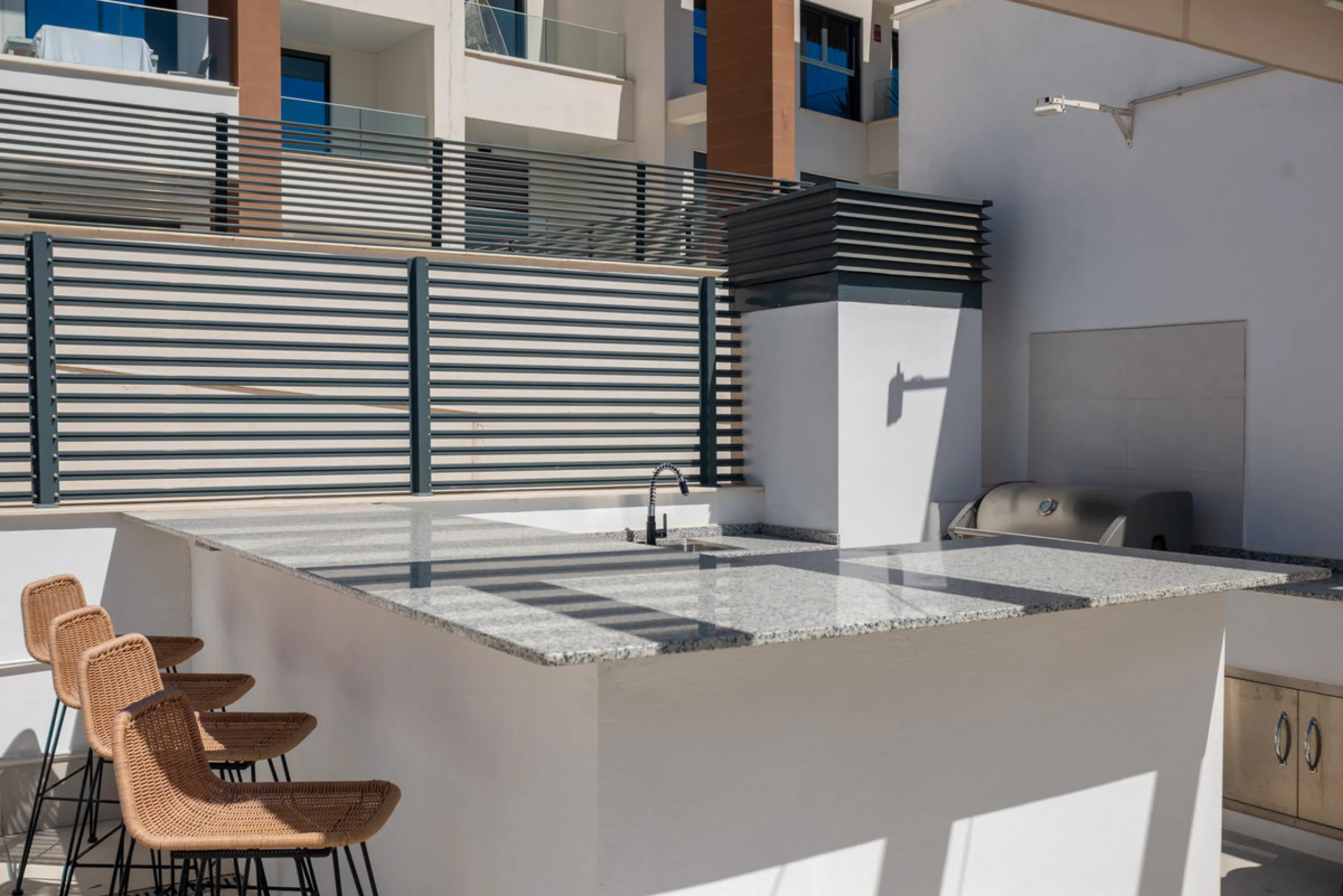 Large, well presented penthouse with three double bedrooms, located in a popular complex, above the La Quinta golf course and a short drive from the amenities and beaches of Puerto Banus and San Pedro de Alcántara.