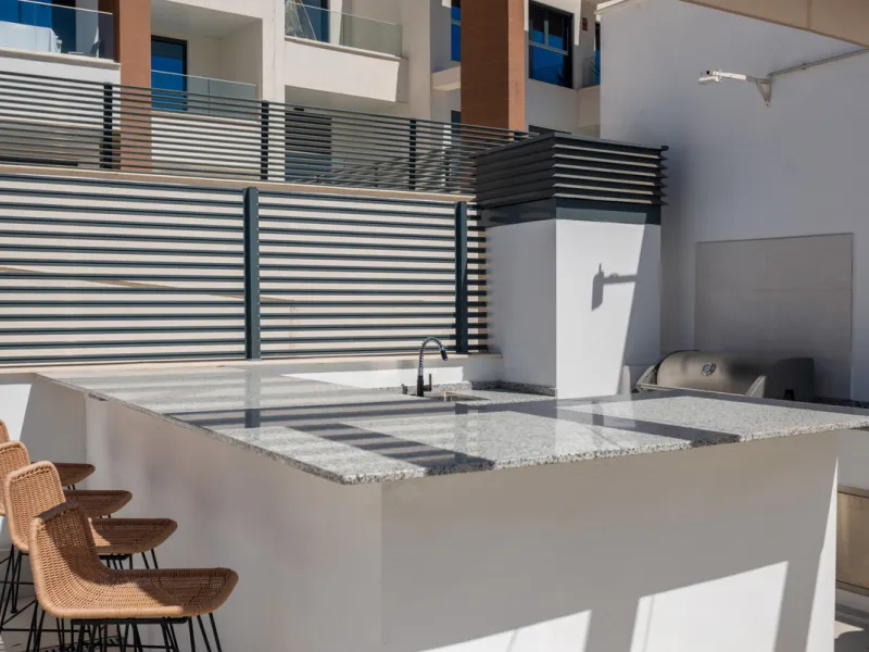 Large, well presented penthouse with three double bedrooms, located in a popular complex, above the La Quinta golf course and a short drive from the amenities and beaches of Puerto Banus and San Pedro de Alcántara.