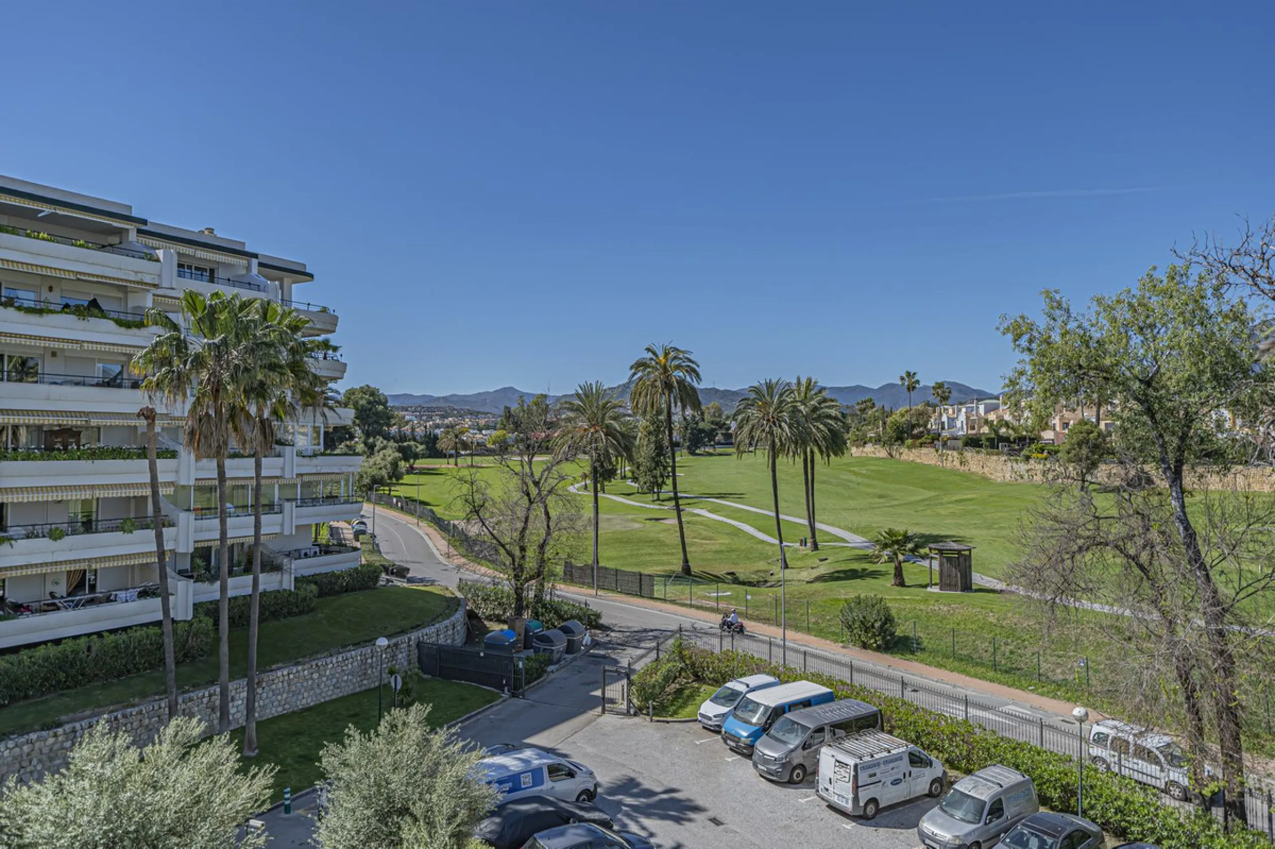 LARGE PROPERTY IN GUADALMINA