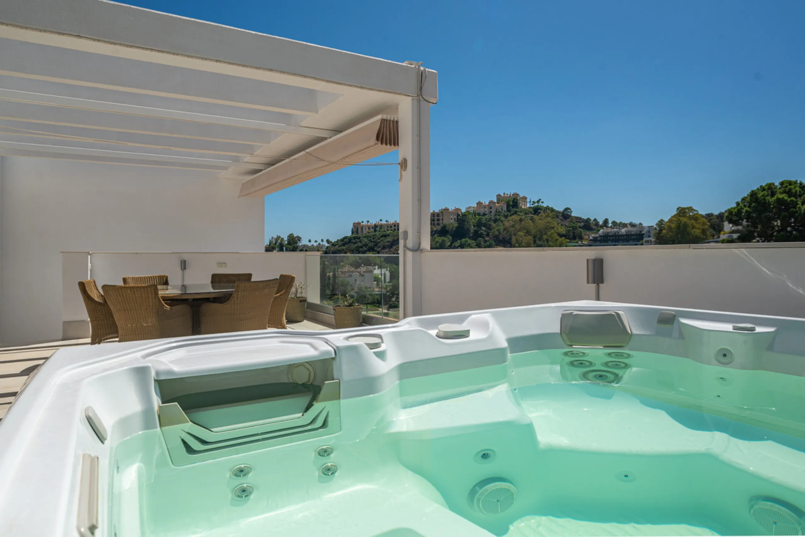 Large, well presented penthouse with three double bedrooms, located in a popular complex, above the La Quinta golf course and a short drive from the amenities and beaches of Puerto Banus and San Pedro de Alcántara.