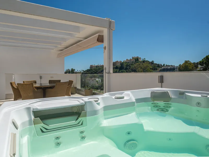 Large, well presented penthouse with three double bedrooms, located in a popular complex, above the La Quinta golf course and a short drive from the amenities and beaches of Puerto Banus and San Pedro de Alcántara.