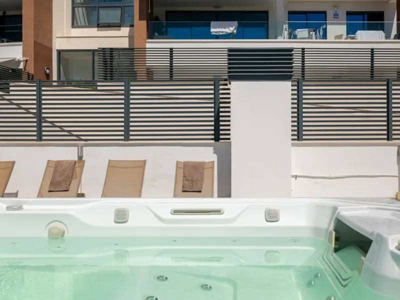 Large, well presented penthouse with three double bedrooms, located in a popular complex, above the La Quinta golf course and a short drive from the amenities and beaches of Puerto Banus and San Pedro de Alcántara.