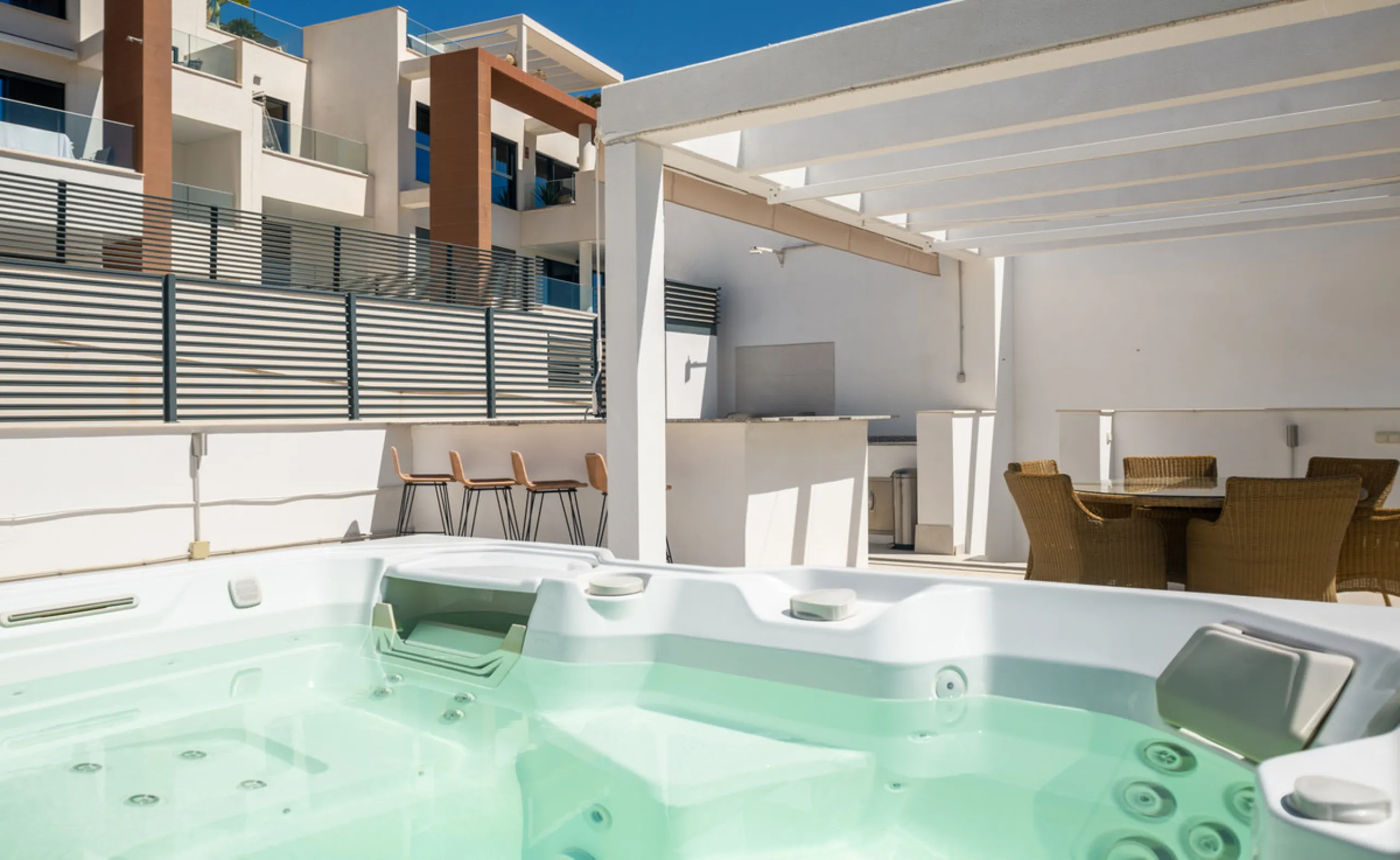 Large, well presented penthouse with three double bedrooms, located in a popular complex, above the La Quinta golf course and a short drive from the amenities and beaches of Puerto Banus and San Pedro de Alcántara.