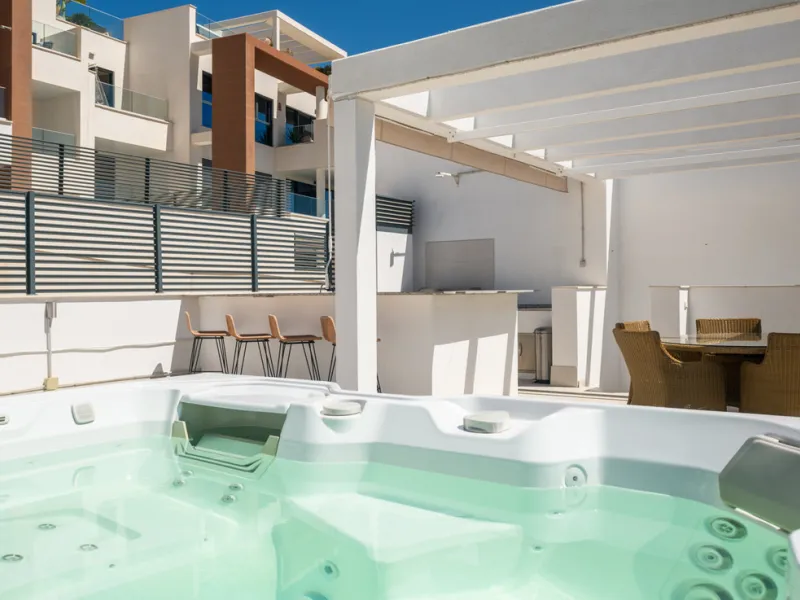 Large, well presented penthouse with three double bedrooms, located in a popular complex, above the La Quinta golf course and a short drive from the amenities and beaches of Puerto Banus and San Pedro de Alcántara.