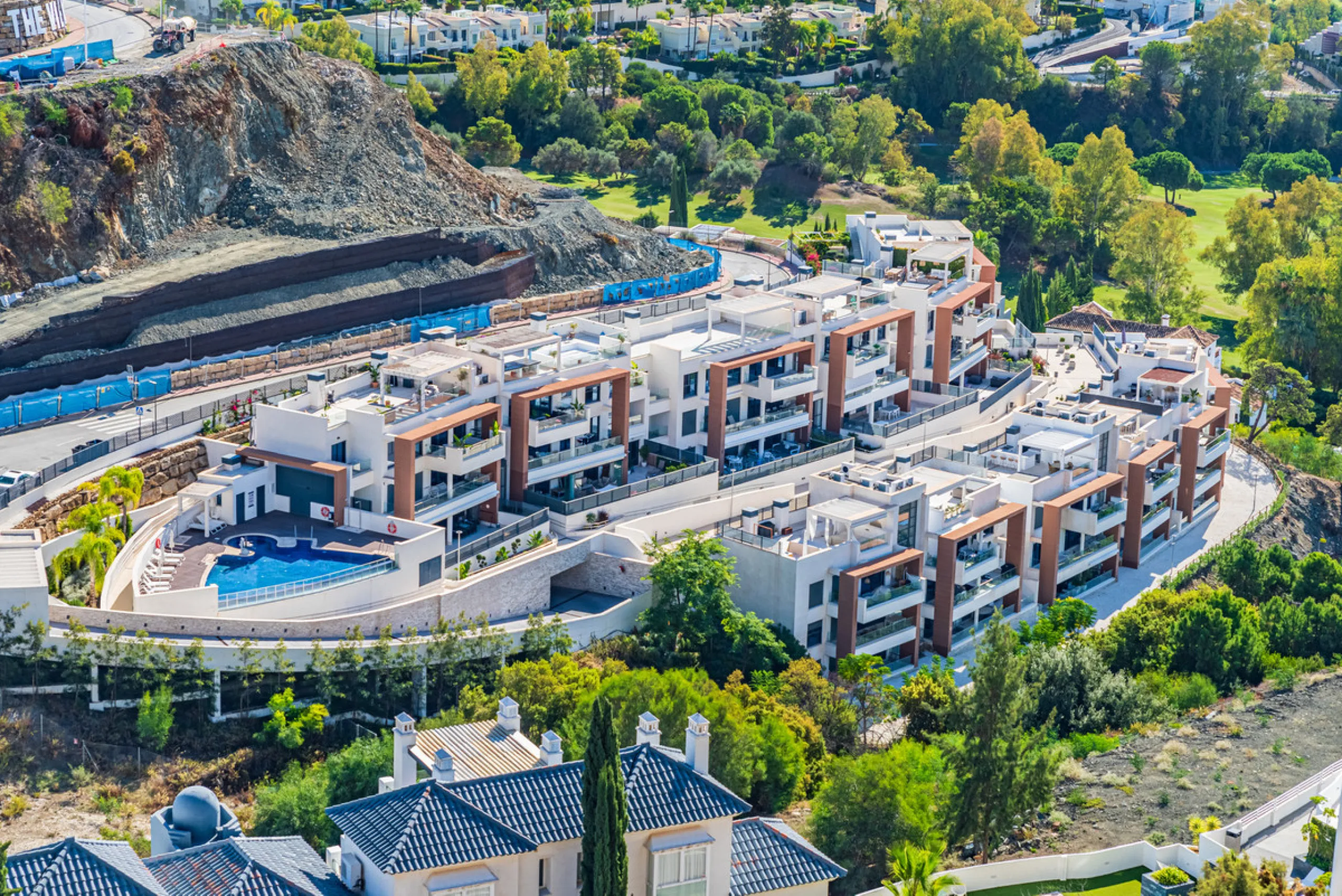 Large, well presented penthouse with three double bedrooms, located in a popular complex, above the La Quinta golf course and a short drive from the amenities and beaches of Puerto Banus and San Pedro de Alcántara.