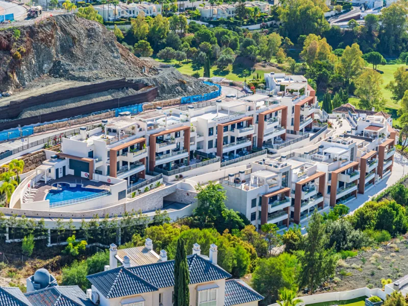Large, well presented penthouse with three double bedrooms, located in a popular complex, above the La Quinta golf course and a short drive from the amenities and beaches of Puerto Banus and San Pedro de Alcántara.