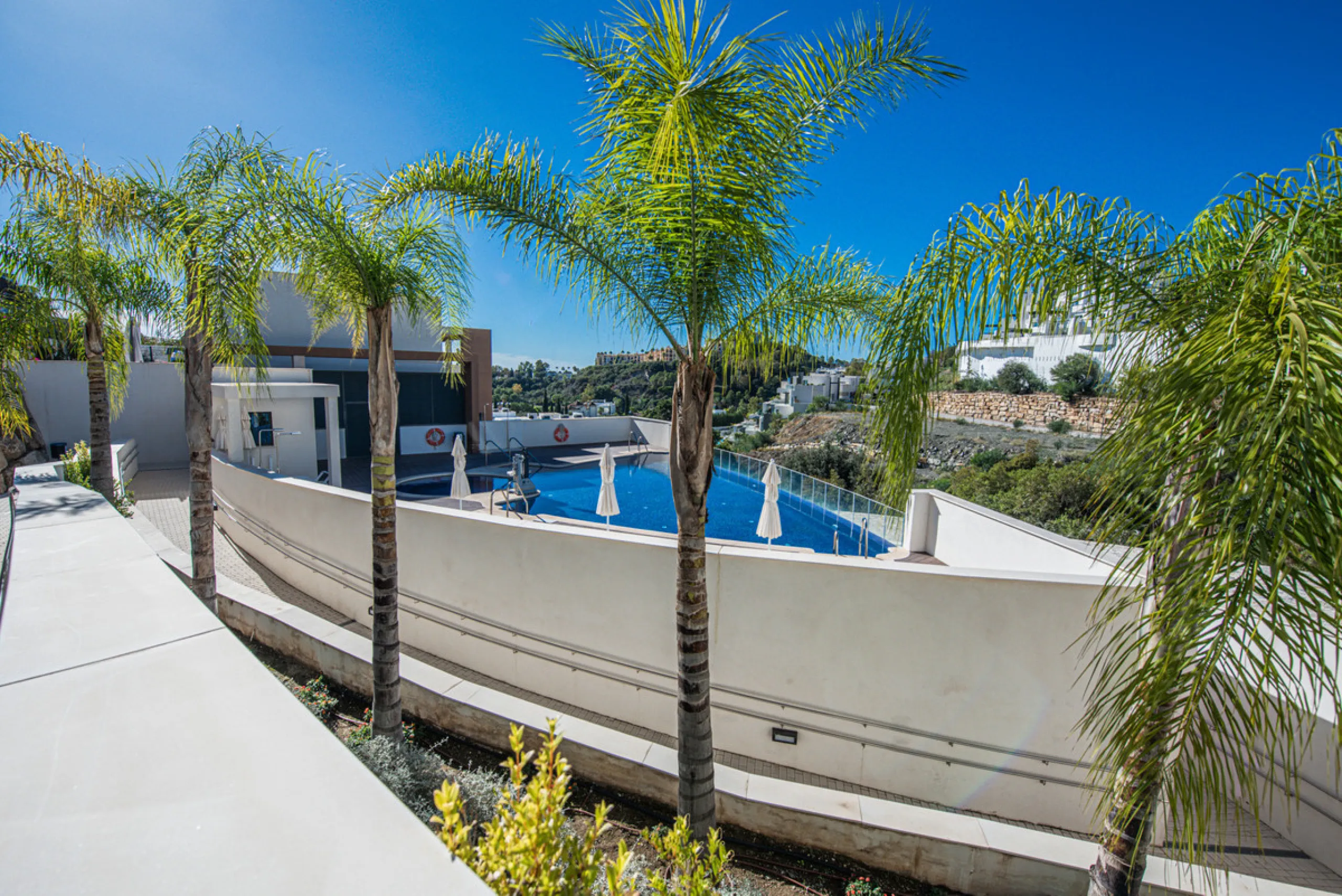 Large, well presented penthouse with three double bedrooms, located in a popular complex, above the La Quinta golf course and a short drive from the amenities and beaches of Puerto Banus and San Pedro de Alcántara.