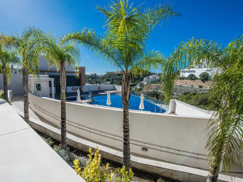 Large, well presented penthouse with three double bedrooms, located in a popular complex, above the La Quinta golf course and a short drive from the amenities and beaches of Puerto Banus and San Pedro de Alcántara.