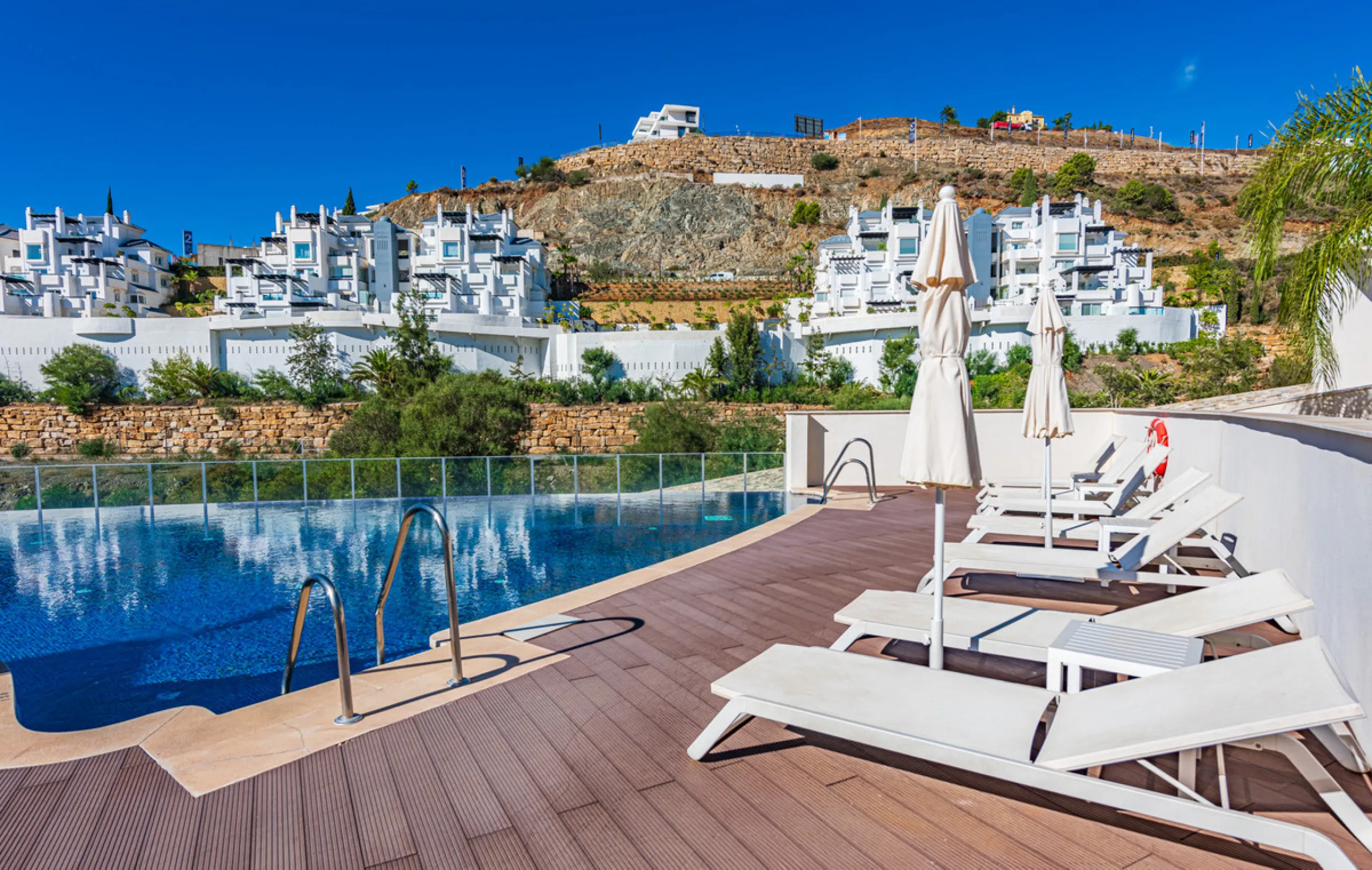 Large, well presented penthouse with three double bedrooms, located in a popular complex, above the La Quinta golf course and a short drive from the amenities and beaches of Puerto Banus and San Pedro de Alcántara.