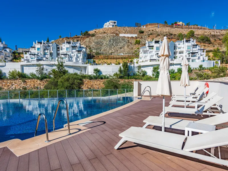 Large, well presented penthouse with three double bedrooms, located in a popular complex, above the La Quinta golf course and a short drive from the amenities and beaches of Puerto Banus and San Pedro de Alcántara.