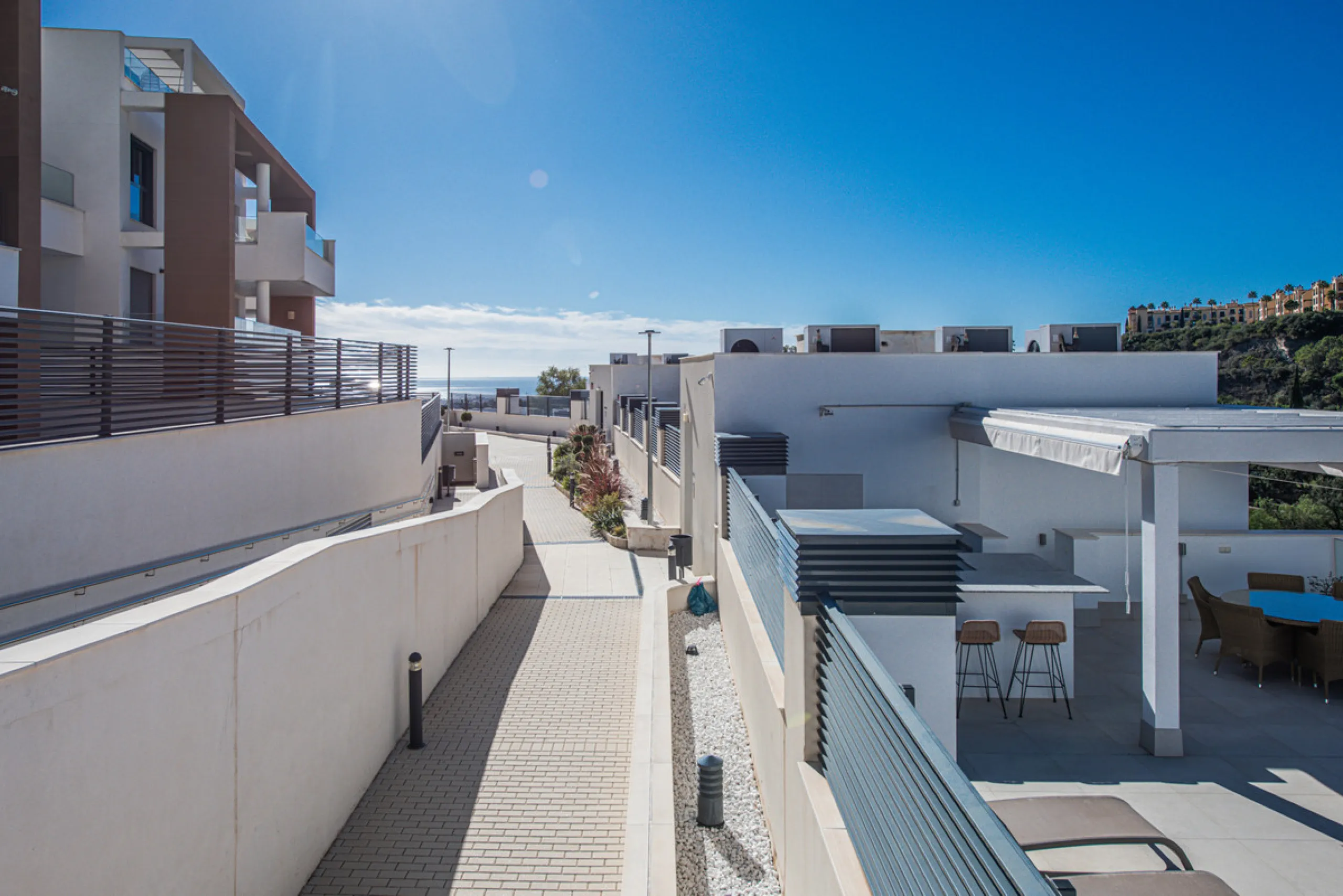 Large, well presented penthouse with three double bedrooms, located in a popular complex, above the La Quinta golf course and a short drive from the amenities and beaches of Puerto Banus and San Pedro de Alcántara.