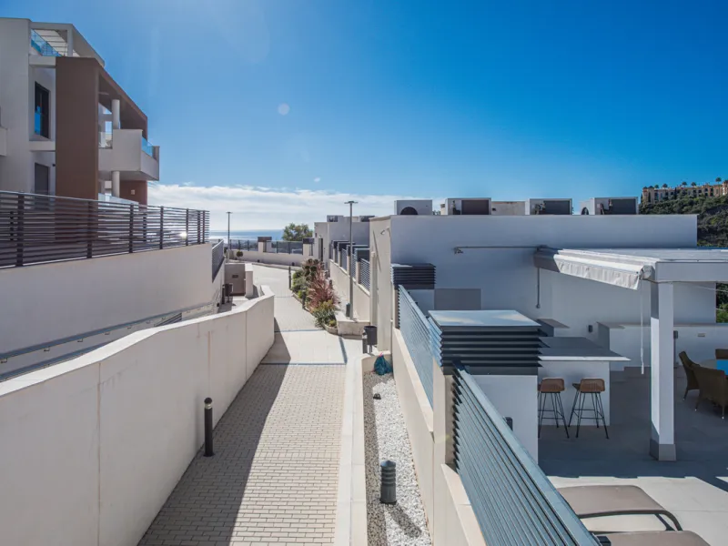 Large, well presented penthouse with three double bedrooms, located in a popular complex, above the La Quinta golf course and a short drive from the amenities and beaches of Puerto Banus and San Pedro de Alcántara.