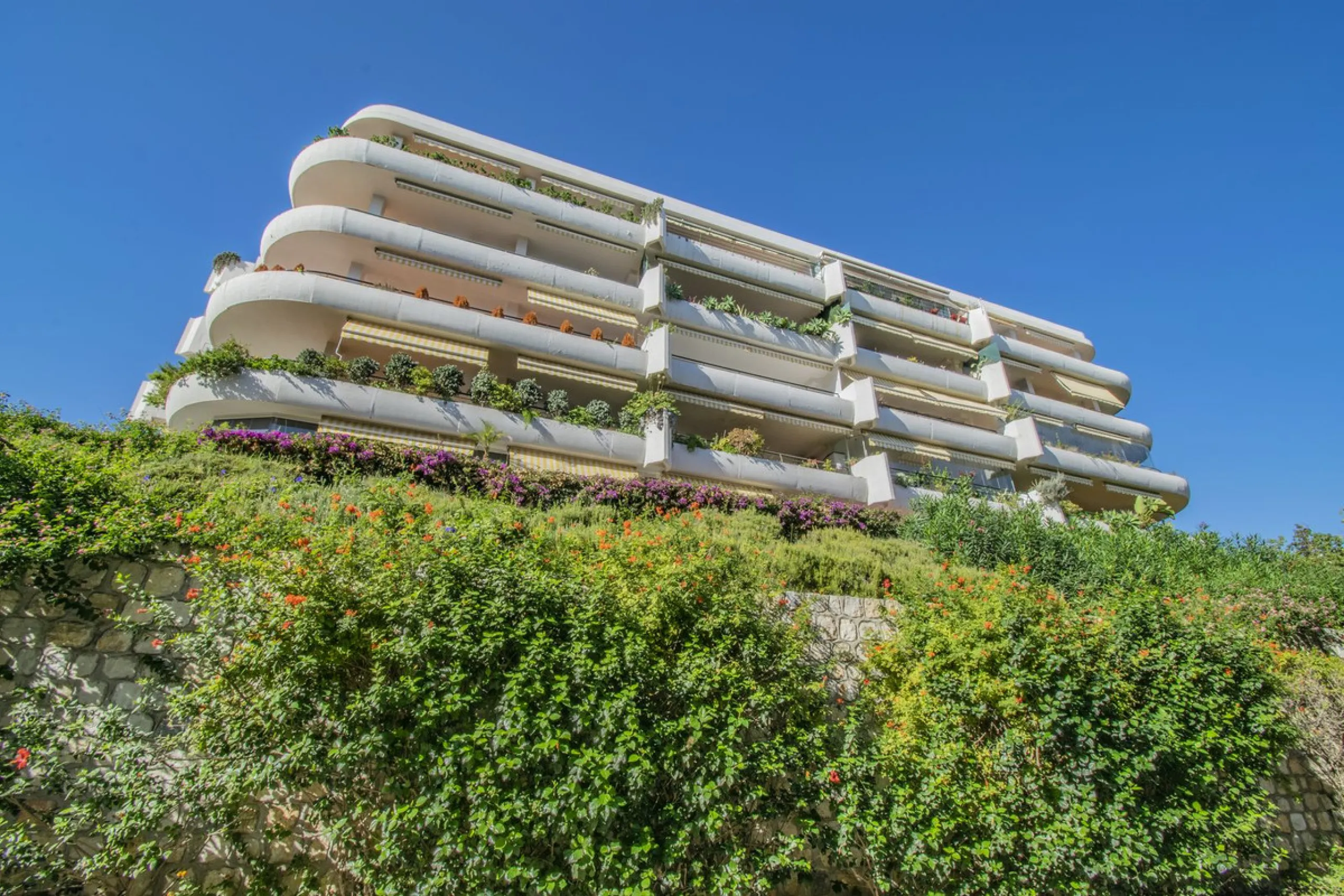 LARGE PROPERTY IN GUADALMINA
