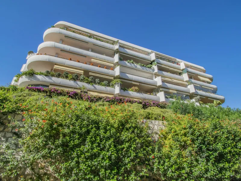 LARGE PROPERTY IN GUADALMINA