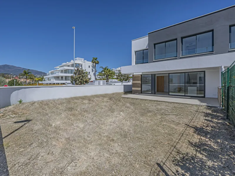 Modern corner semi-detached with large garden at Serene Atalaya
