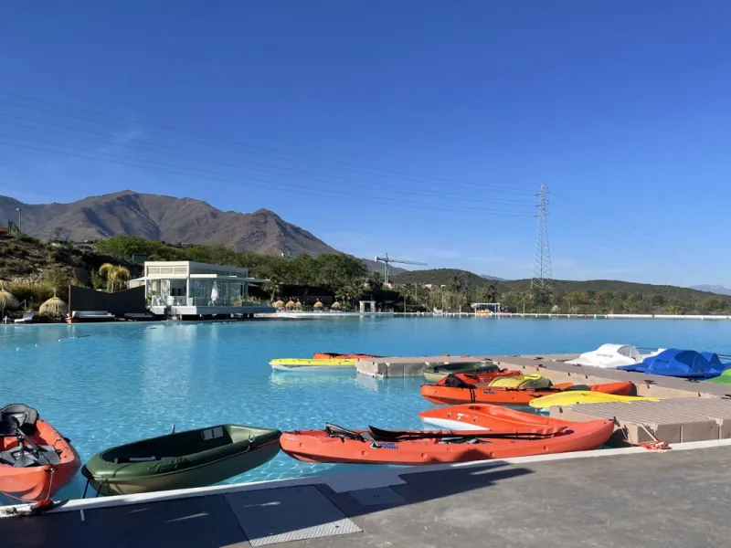 Accommodation for up to 4 guests is provided in a fully air-conditioned penthouse apartment with two double bedrooms, two bathrooms, a fully equipped kitchen with modern appliances, and a spacious living room. The 200 m² apartment includes a large terrace
