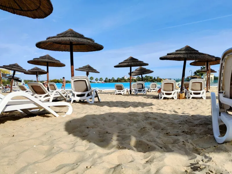 Accommodation for up to 4 guests is provided in a fully air-conditioned penthouse apartment with two double bedrooms, two bathrooms, a fully equipped kitchen with modern appliances, and a spacious living room. The 200 m² apartment includes a large terrace