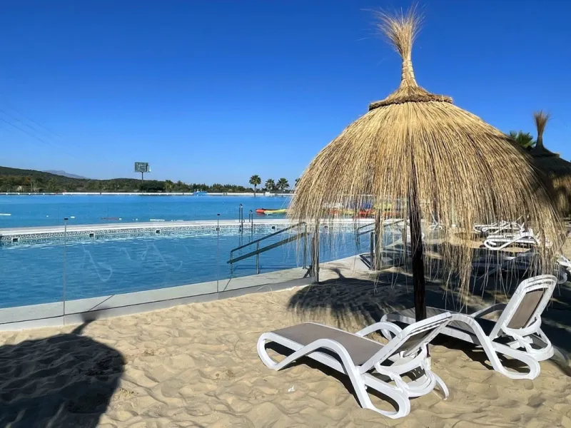 Accommodation for up to 4 guests is provided in a fully air-conditioned penthouse apartment with two double bedrooms, two bathrooms, a fully equipped kitchen with modern appliances, and a spacious living room. The 200 m² apartment includes a large terrace