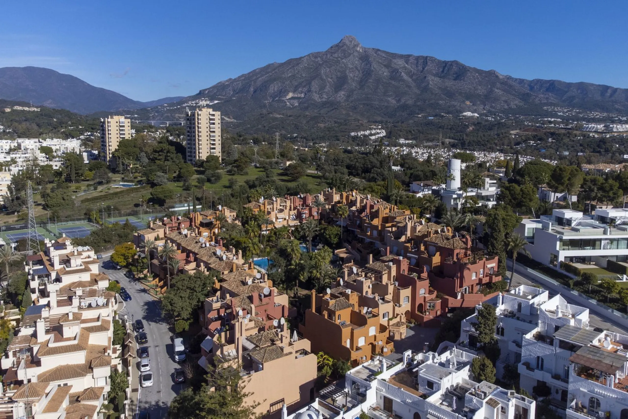 House - Townhouse в продаже в Marbella, Málaga. В доме 3 спален и 4 ванных комнат. Площадь дома 279 м²