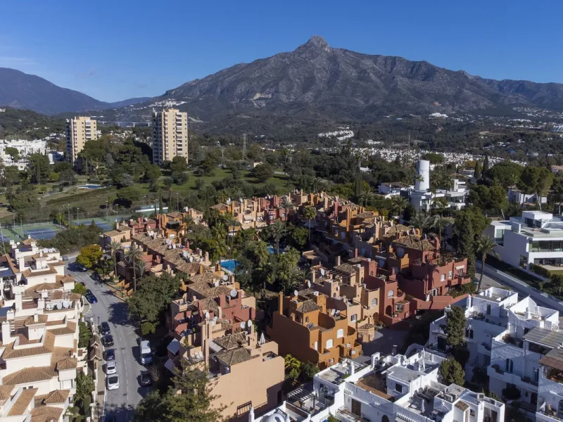 House - Townhouse в продаже в Marbella, Málaga. В доме 3 спален и 4 ванных комнат. Площадь дома 279 м²
