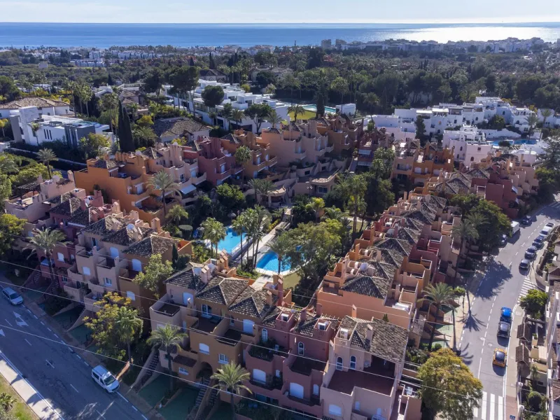 House - Townhouse в продаже в Marbella, Málaga. В доме 3 спален и 4 ванных комнат. Площадь дома 279 м²