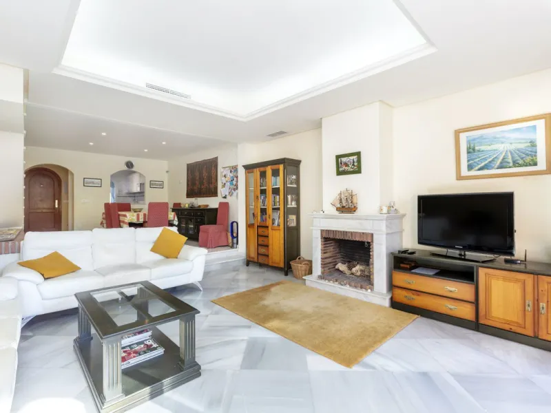 House - Townhouse в продаже в Marbella, Málaga. В доме 3 спален и 4 ванных комнат. Площадь дома 279 м²