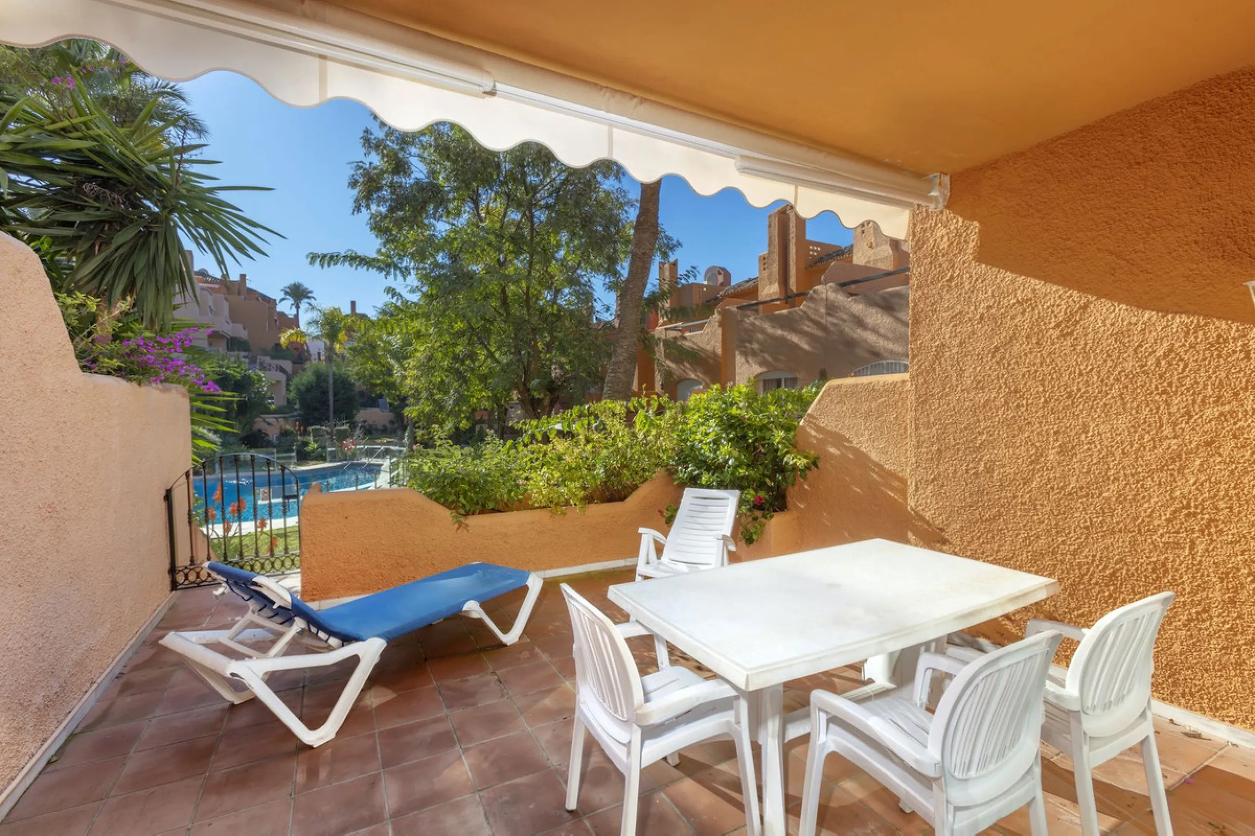House - Townhouse в продаже в Marbella, Málaga. В доме 3 спален и 4 ванных комнат. Площадь дома 279 м²