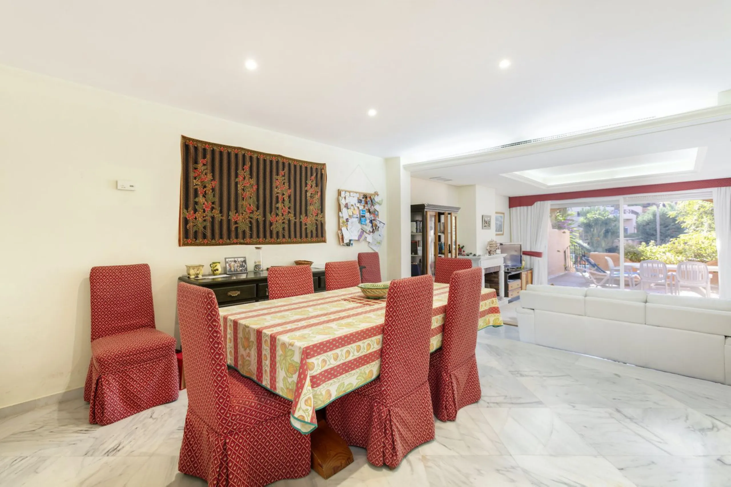 House - Townhouse в продаже в Marbella, Málaga. В доме 3 спален и 4 ванных комнат. Площадь дома 279 м²