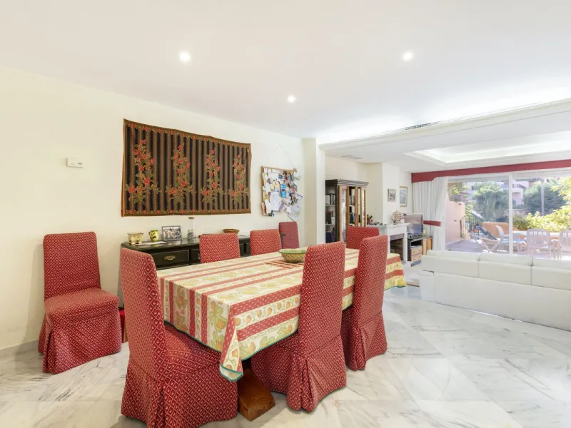 House - Townhouse в продаже в Marbella, Málaga. В доме 3 спален и 4 ванных комнат. Площадь дома 279 м²
