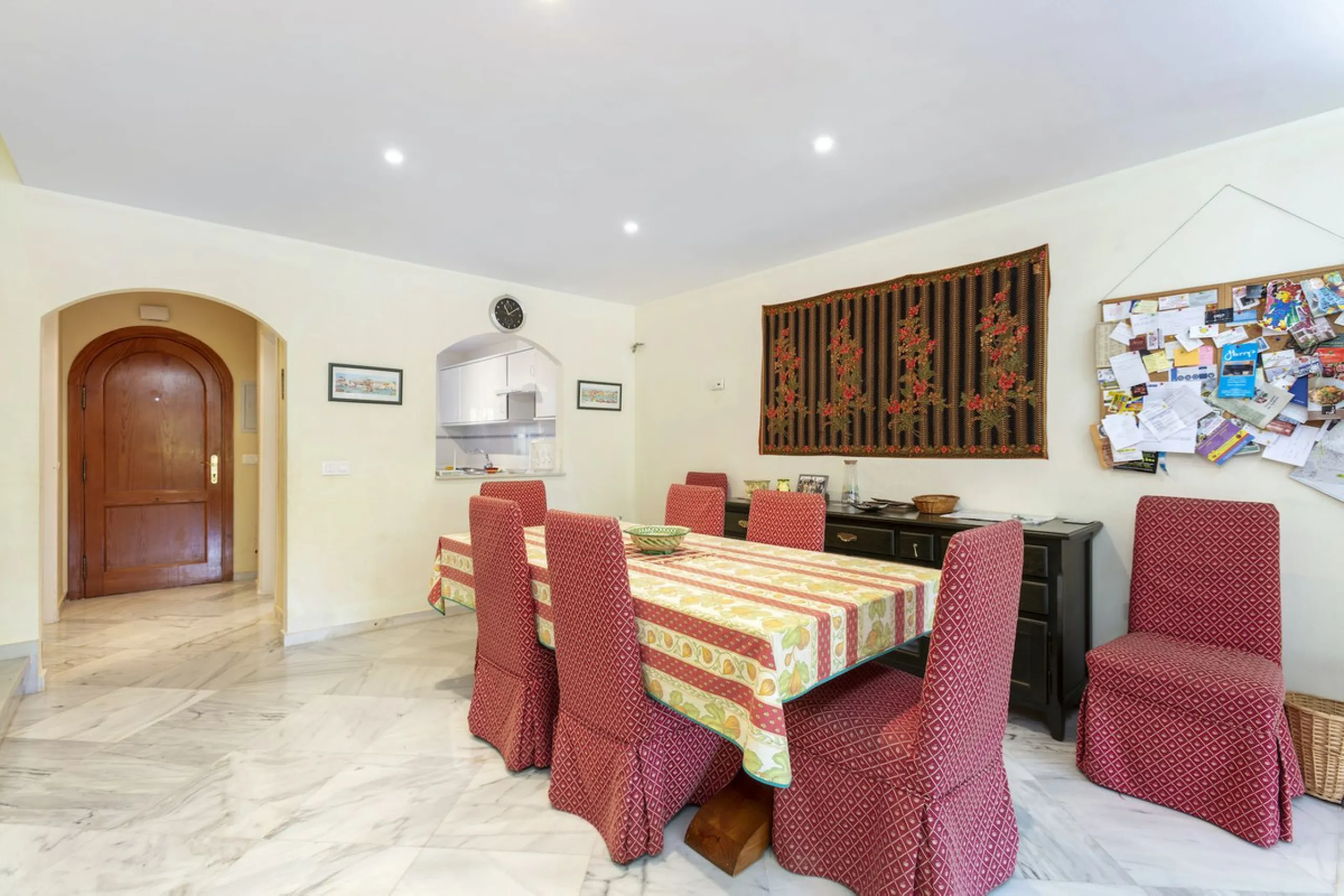 House - Townhouse в продаже в Marbella, Málaga. В доме 3 спален и 4 ванных комнат. Площадь дома 279 м²