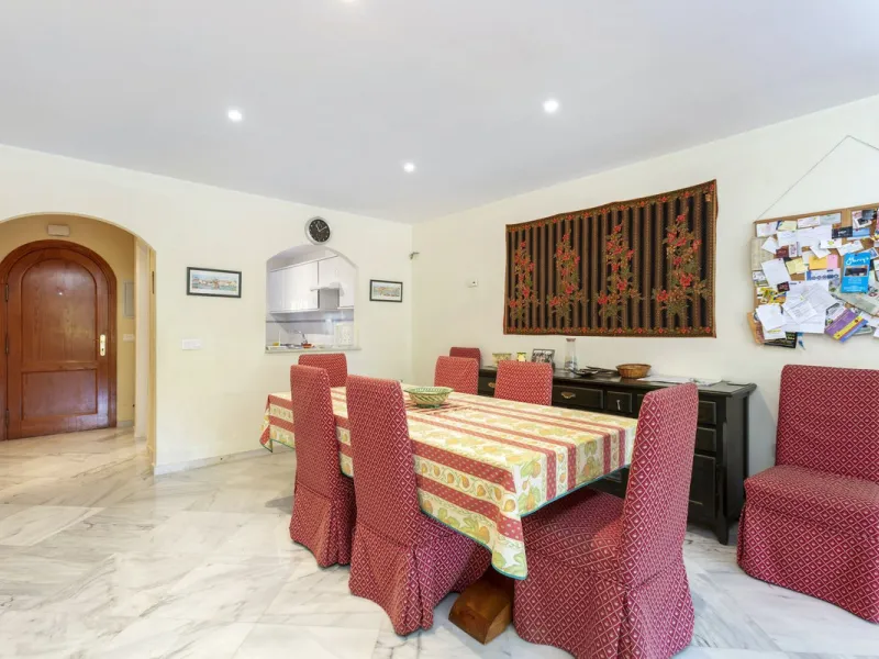 House - Townhouse в продаже в Marbella, Málaga. В доме 3 спален и 4 ванных комнат. Площадь дома 279 м²