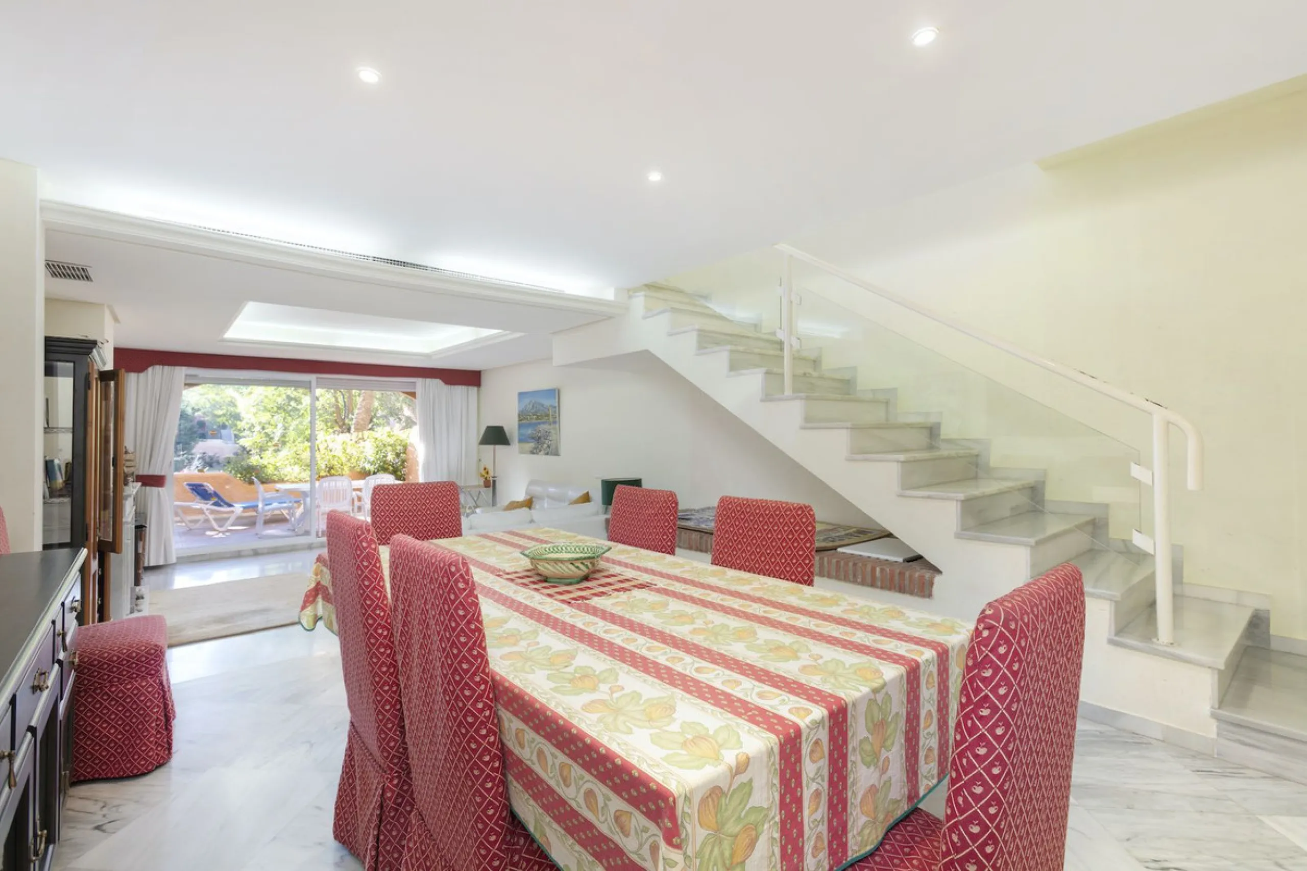 House - Townhouse в продаже в Marbella, Málaga. В доме 3 спален и 4 ванных комнат. Площадь дома 279 м²